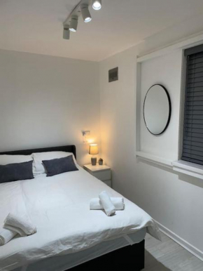 Belfast Chic: Elegant 2BR Sleeps 5, Prime Location
